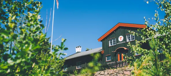 Kobberhaughytta 25. juni 2018. En dugnadsgjeng får besøk av kulturminister Trine Skei Grande.