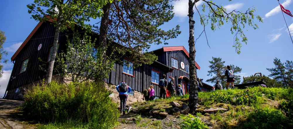 SØRKEDALEN 20190526Tur til Kobberhaughytta fra Sørkedalen skole.Foto: Arash A, Nejad / Nyebilder.no Internasjonal søndagstur til Kobberhaughytta mai-2019. 