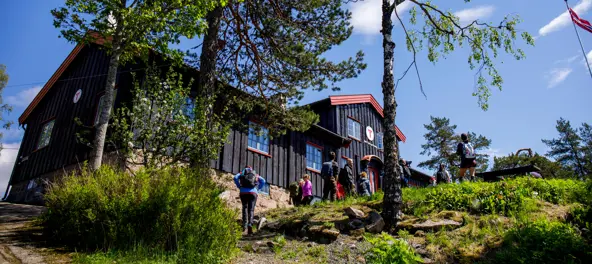 SØRKEDALEN 20190526Tur til Kobberhaughytta fra Sørkedalen skole.Foto: Arash A, Nejad / Nyebilder.no Internasjonal søndagstur til Kobberhaughytta mai-2019. 