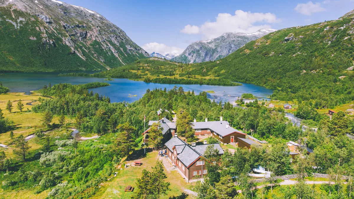 Hytte på fjellet med vann i bakgrunnen