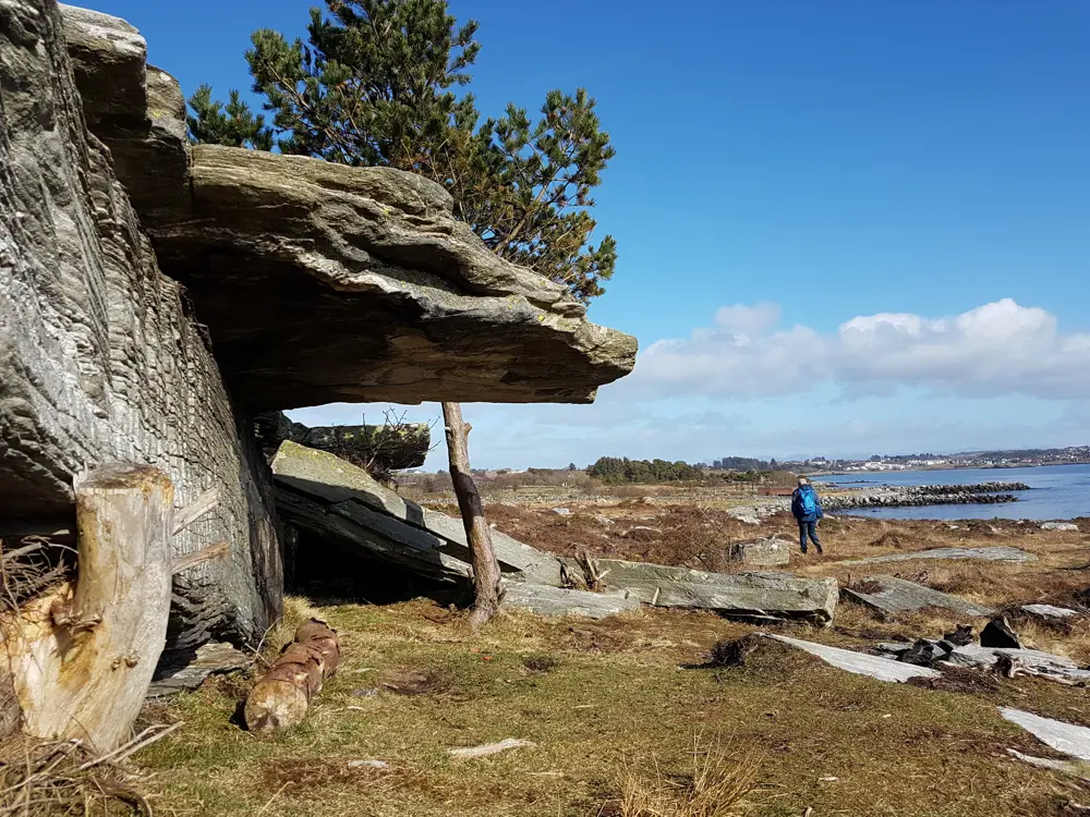 En heller som ligger ved sjøen.