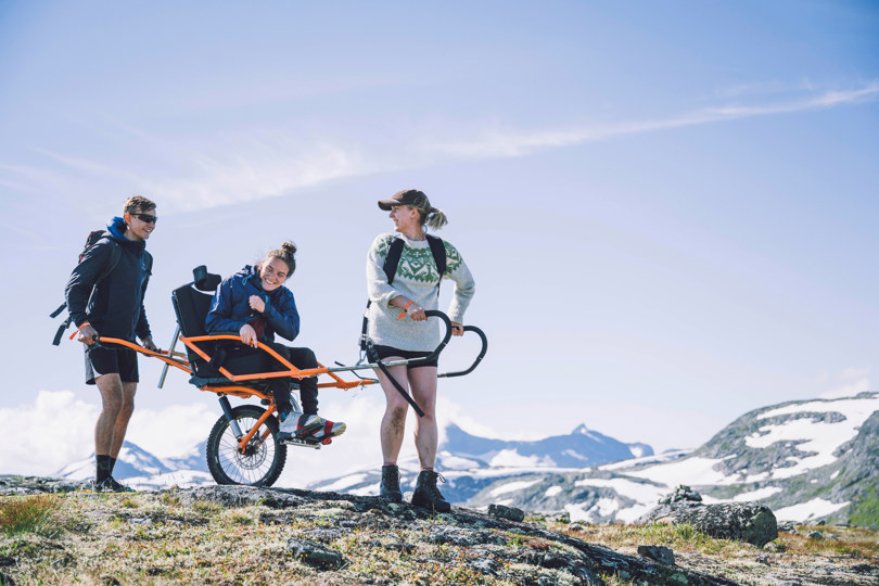 På tur med rullestol i natur.