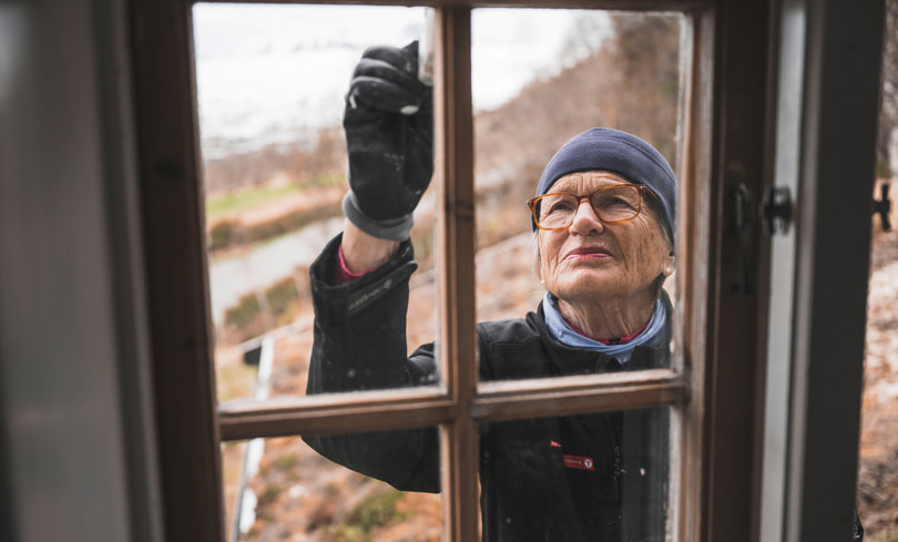Dugnad på Gjevilvasshytta. Skifting av tak og utskiftning av vinduer.