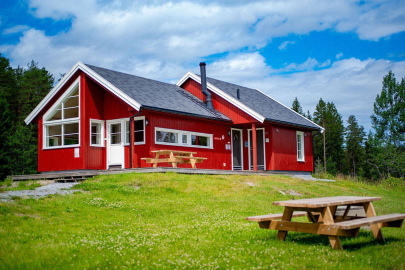 Østtorphytta og gressplenen foran hytta