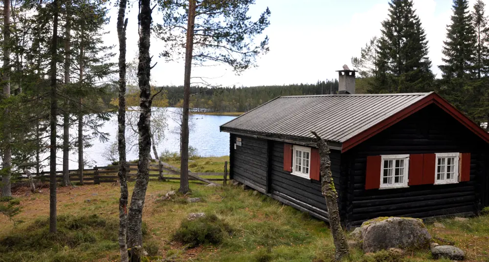 Råbjørnhytta er en ubetjent DNT hytte som ligger vakkert til ved vannet Råbjørn, på Romeriksåsen.