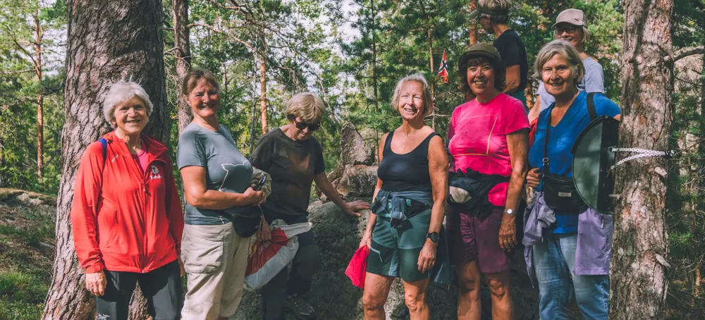 Glad turgjeng med seniorer i skogen