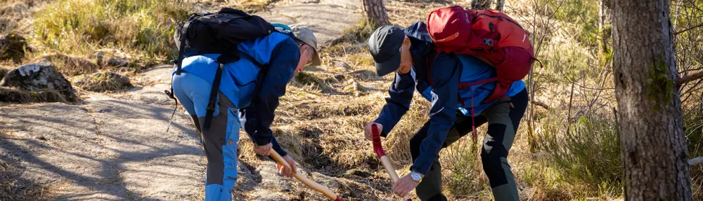 Bynær Dugnadsgruppe rydder 7-fjellstraséen mellom Melkeplassen og Løvstakken, 20. april 2023.