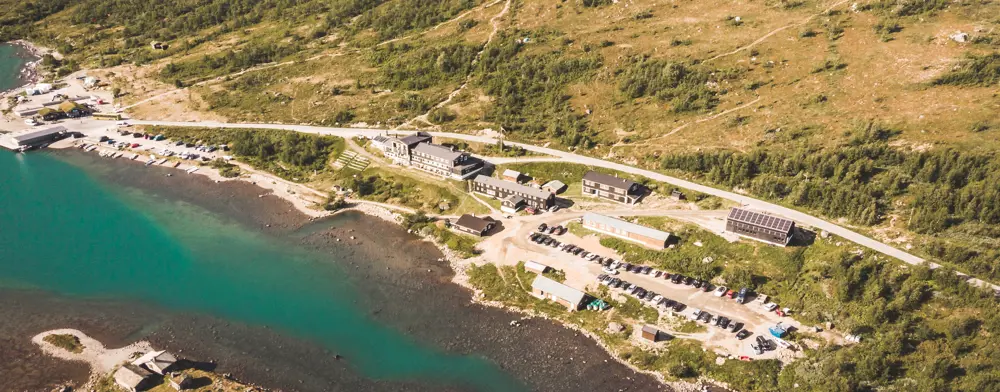 Gjendesheim

En hytte på Omveien - den nye langruta fra Lillehammer i øst til Sognefjorden i vest, en rute hvor man krysser Fjell-Norge på tvers og får oppleve det mest spektakulære landet har å by på.