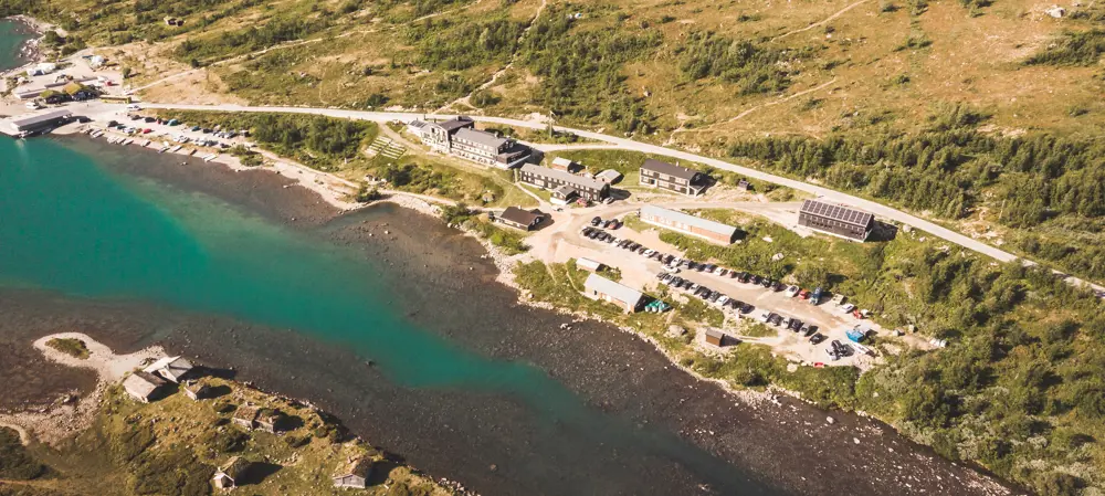 Gjendesheim

En hytte på Omveien - den nye langruta fra Lillehammer i øst til Sognefjorden i vest, en rute hvor man krysser Fjell-Norge på tvers og får oppleve det mest spektakulære landet har å by på.