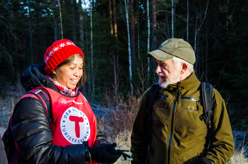 Turleder for DNT senior snakker med turdeltaker. 