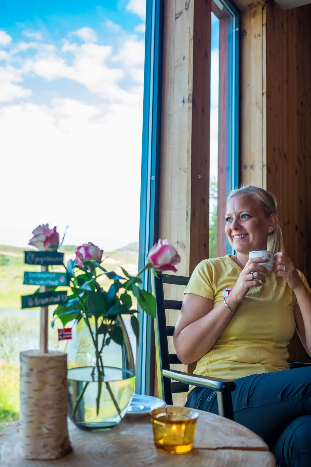 Interiørbilder fra Gramstad, både hus og låve. Agnethe Larsen på bildet.