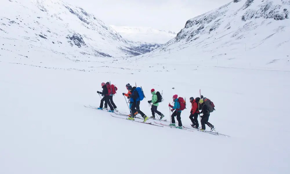 Reportasjebilder fra fellestur med DNT ung Oslo i april 2015. Toppturer på Smørstabbremassivet. Reportasjen trykkes i UT nr 2, 2015.  Teltcamp ved parkeringsplassen i Leirdalen, Jotunheimen.