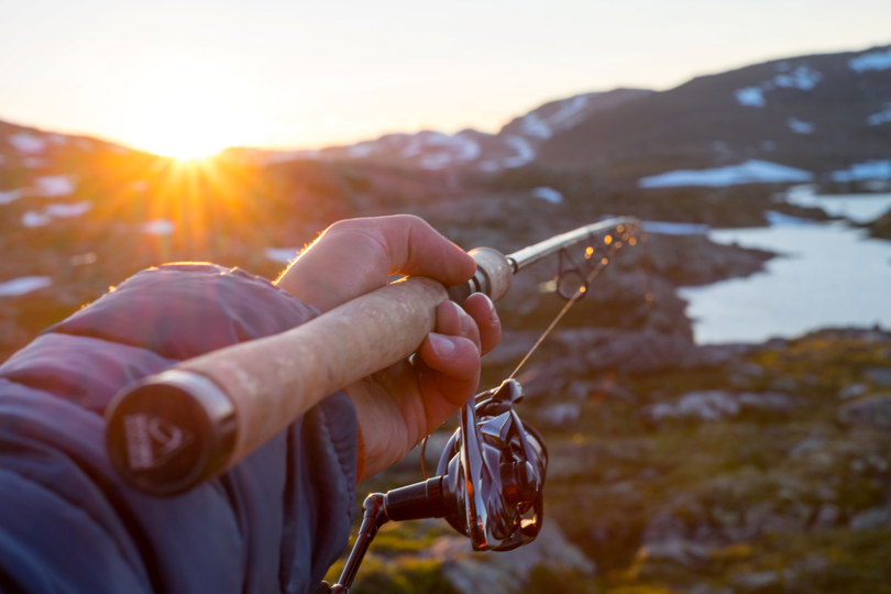 Fiske i solnedgang ved Krossvatn i Ryfylkeheiane. Fiskestang. 