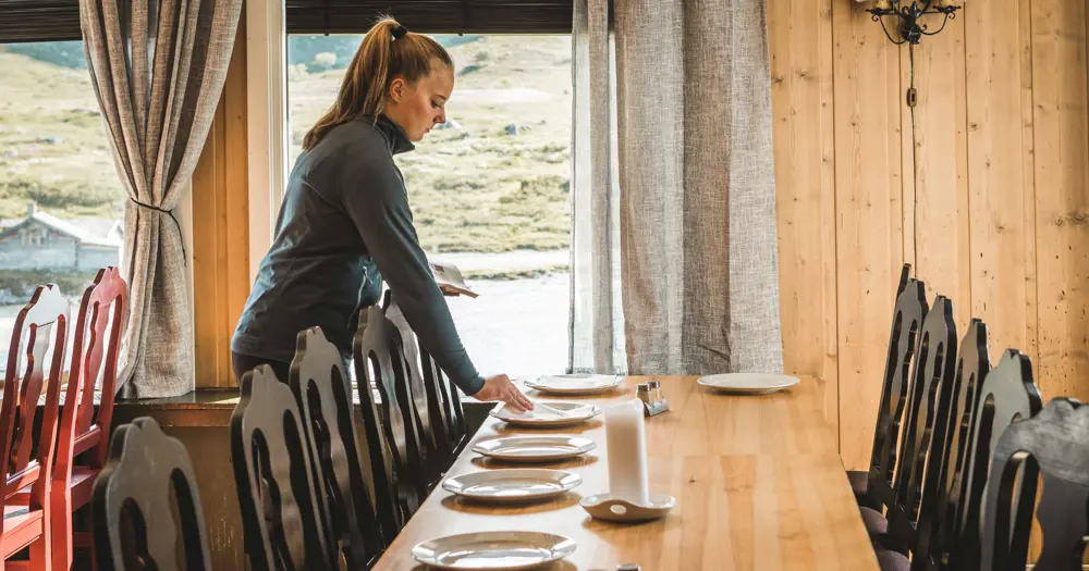 Gjendesheim

En hytte på Omveien - den nye langruta fra Lillehammer i øst til Sognefjorden i vest, en rute hvor man krysser Fjell-Norge på tvers og får oppleve det mest spektakulære landet har å by på.