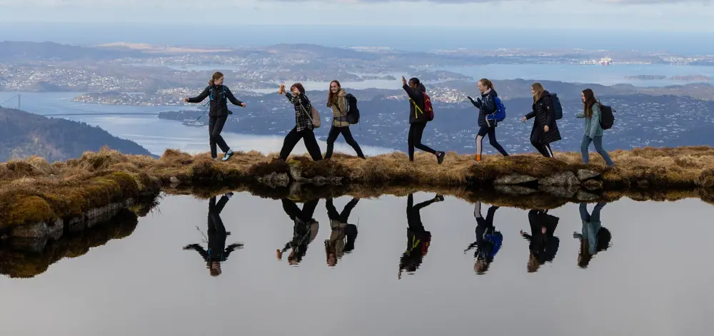 ungdom går ved vann på fjell