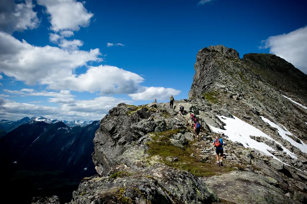 Vakkert fjell med blå himmel