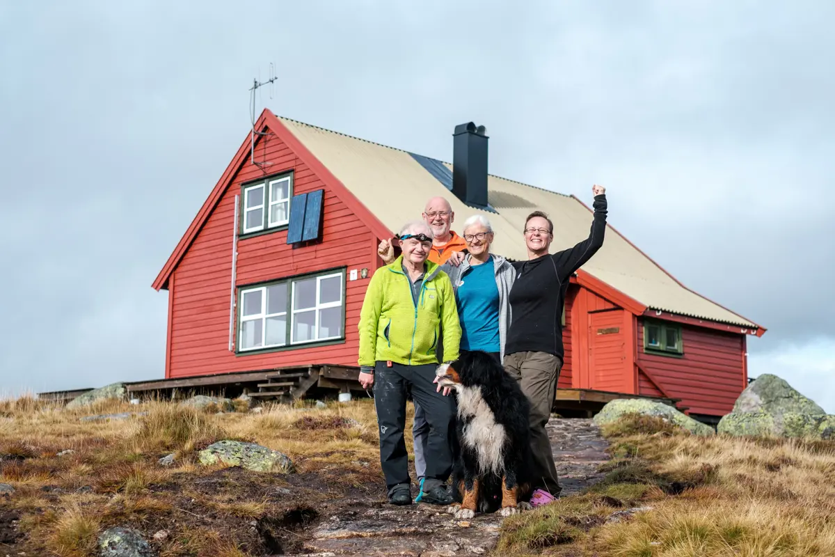 Bilder fra høstdugnad med Sandvatnhyttas venner på Sandvatn, høst 2022. Frivillig, frivillighet. Fra venstre: Leif Rune Salte, Odd Erik Haugstulen, Guro Waksvik og Monica Hunsbedt.