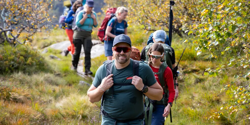 Fellestur med blide mennesker på sti.