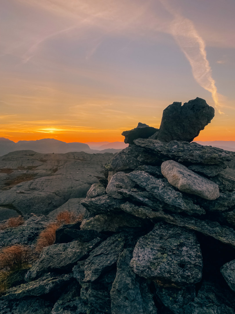 Solnedgang fra fjelltopp.