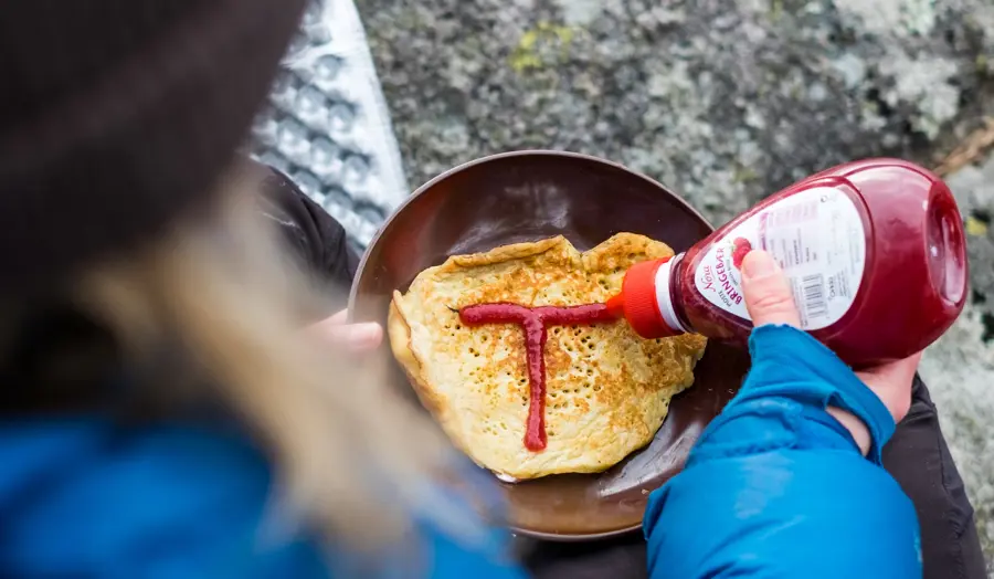 Rød T på pannekake, stekt ute på primus.