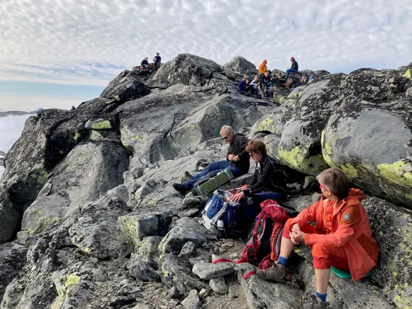 Triveleg matpause på toppen av Rasletinden.