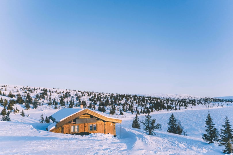 Øyungshytta i vakkert vinterlandskap.