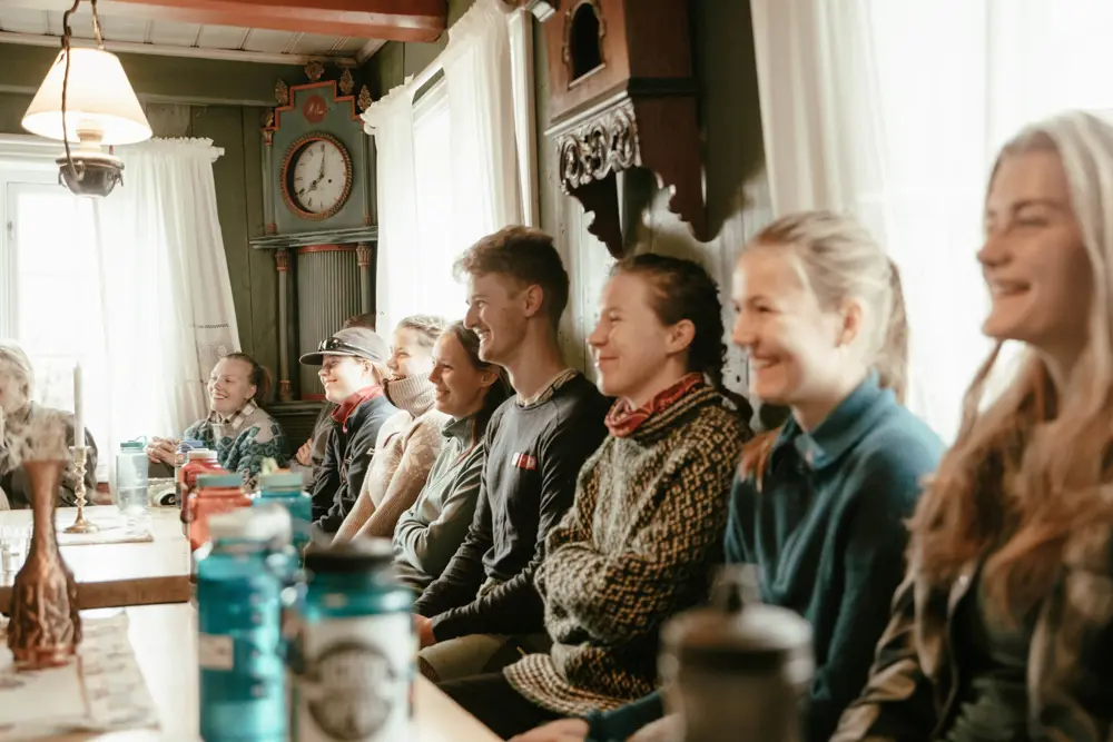unge mennesker sitter rundt et bord