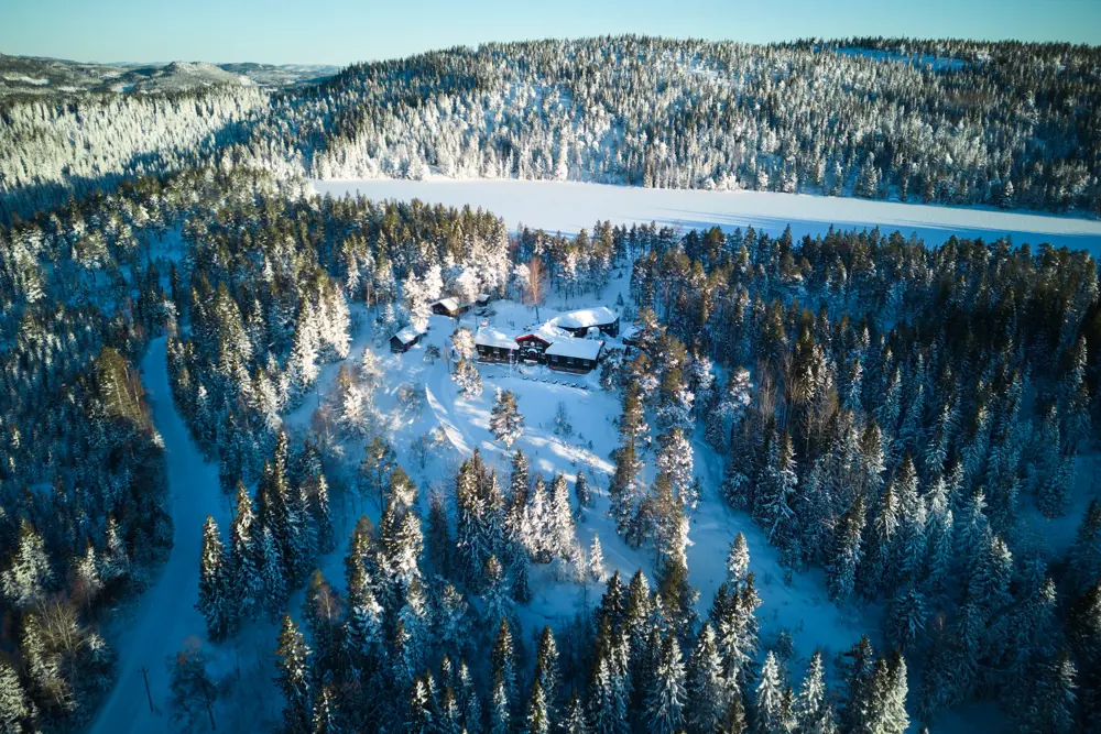 Dronebilder av Kobberhaughytta, vinter 2024.