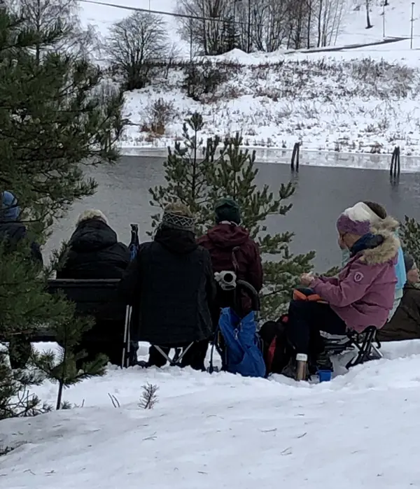 mennesker som koser seg i naturen