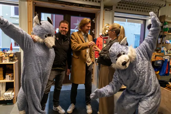 To store utkledde turborever hoier sammen med to menn og en kvinne i et tursenter.