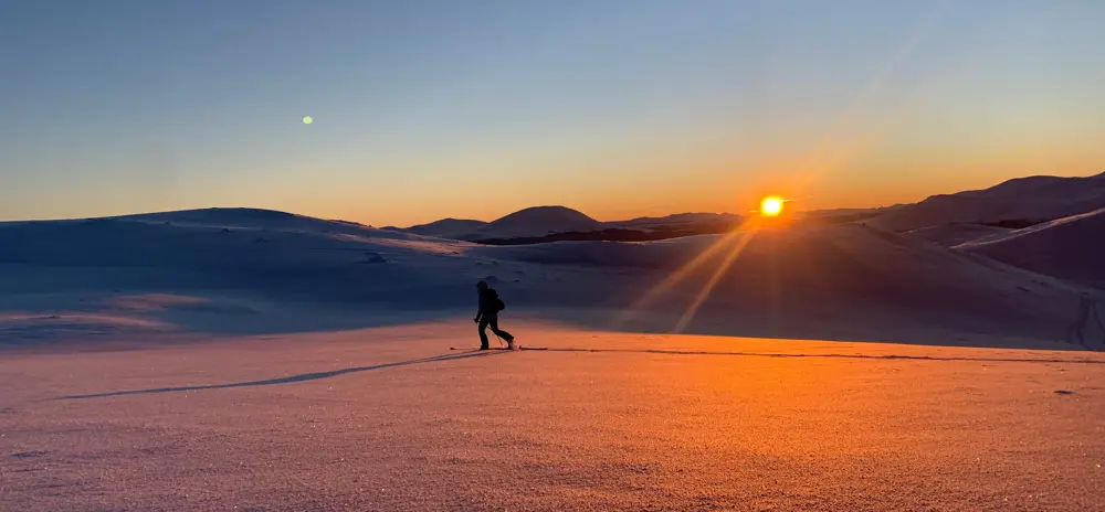 Bilder fra Trollhøe, 3. januar 2021. Trollhøe (1372 moh) er en ukjent perle plassert mellom fjellvannene Tesse og Lemonsjøen i Vågå Kommune. Turen opp er relativt lett, «passer for alle» samt tilgjengelig både sommer og vinter.