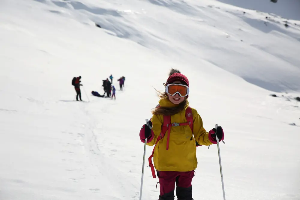 Jente på ski i fjellheimen