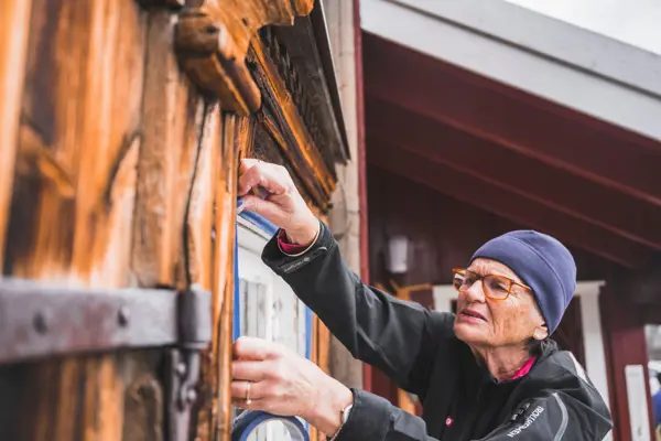 Dugnad på Gjevilvasshytta. Skifting av tak og utskiftning av vinduer.