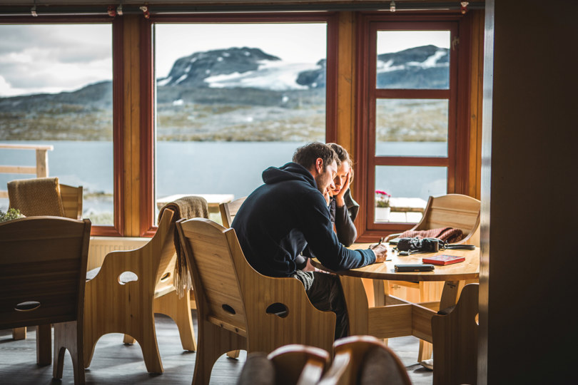 To personer som sitter ved et bord og ser på kart