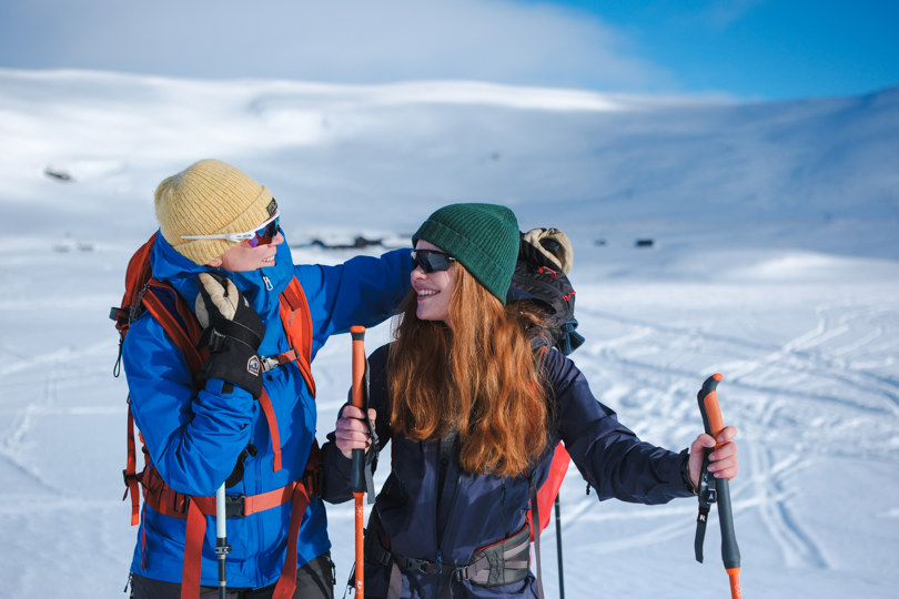 En gruppe mennesker på et snødekt fjell