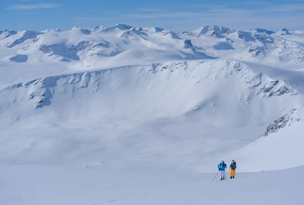 To personer som går på ski i jotunheimen