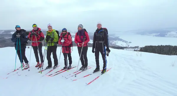 Deltakere på skitur mellom Søre Ål og Moelv.
