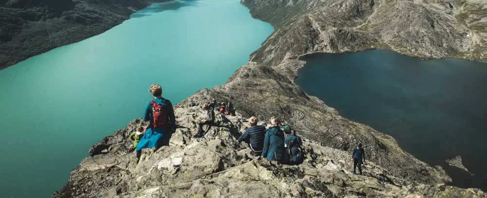 Flere personer som går over et fjellpass