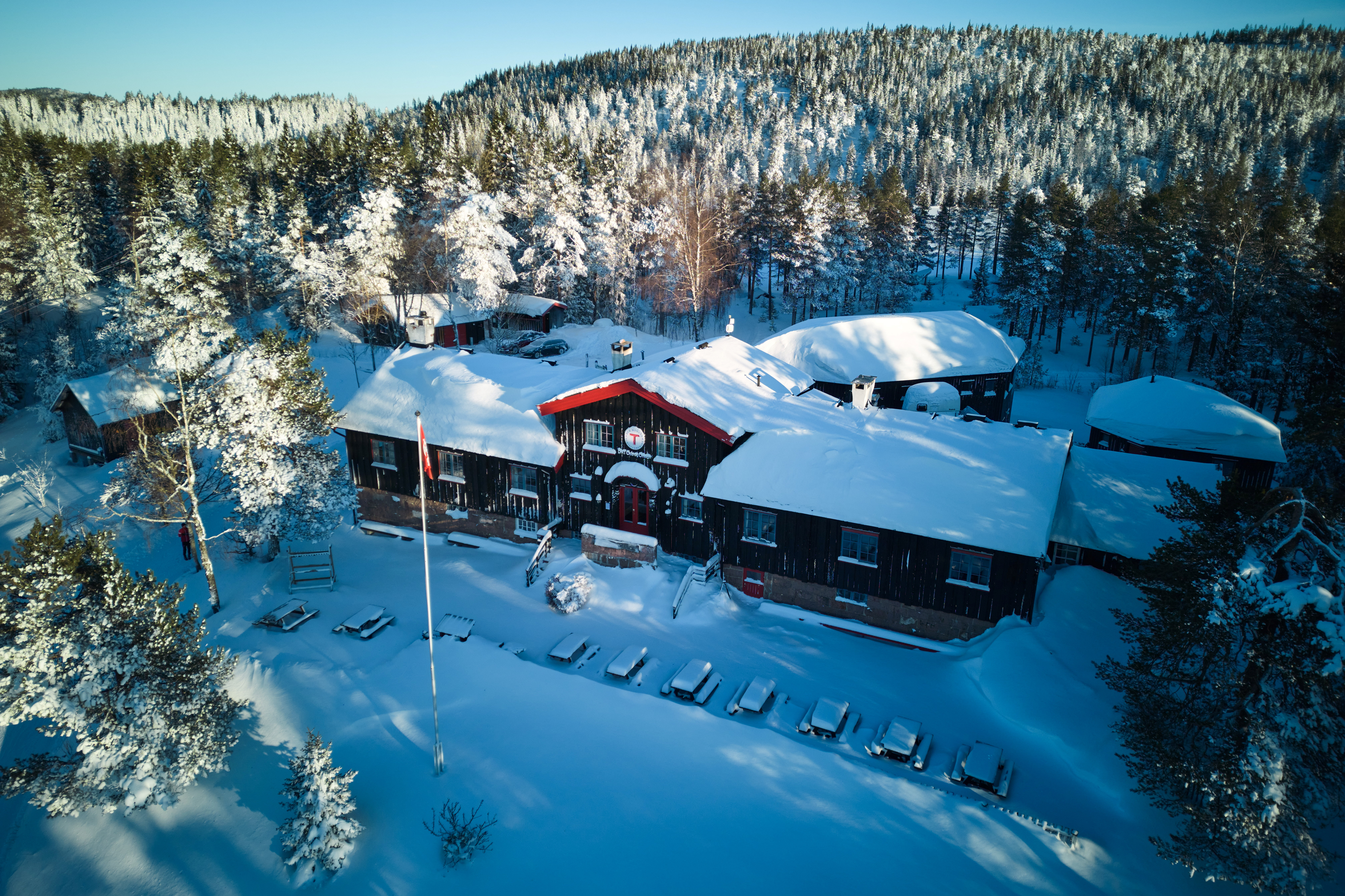 Dronebilder av Kobberhaughytta, vinter 2024.