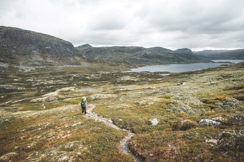 Dame som går tur i fjellet