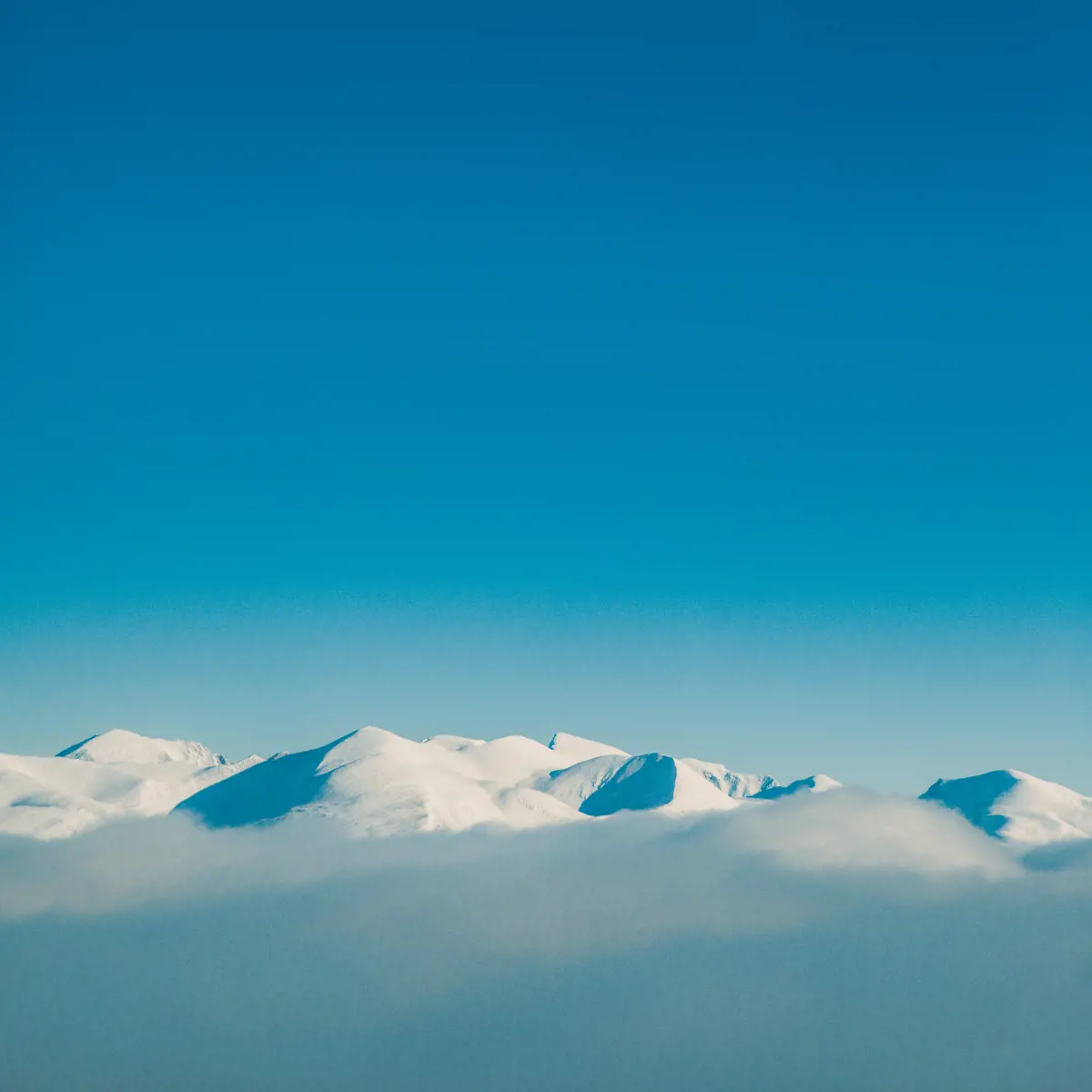 Snødekte fjell i Rondane