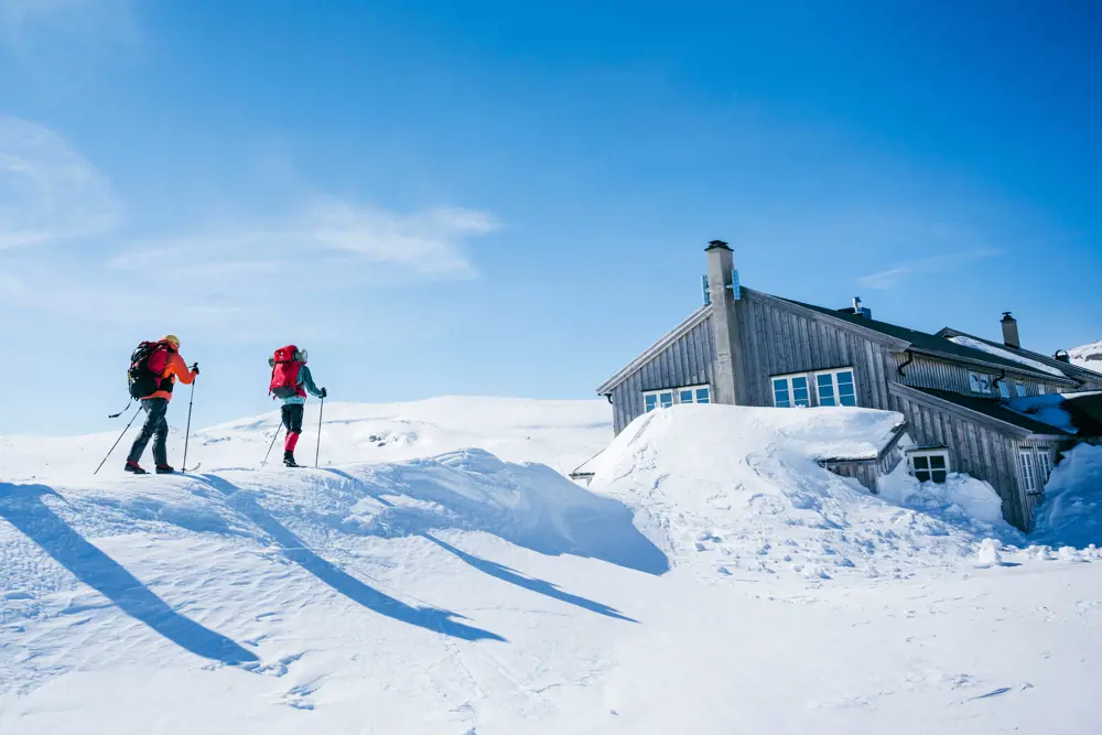 skiløpere på vei mot hytte