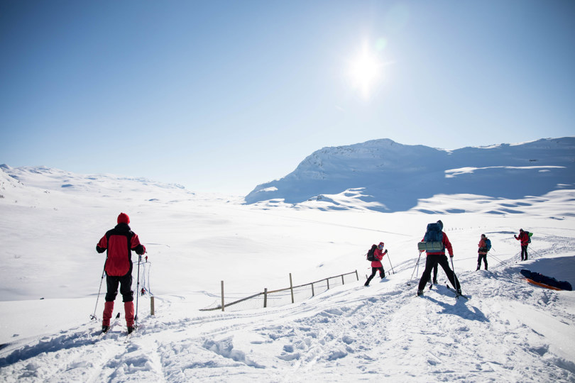 Skiløpere på vei ned en bakke