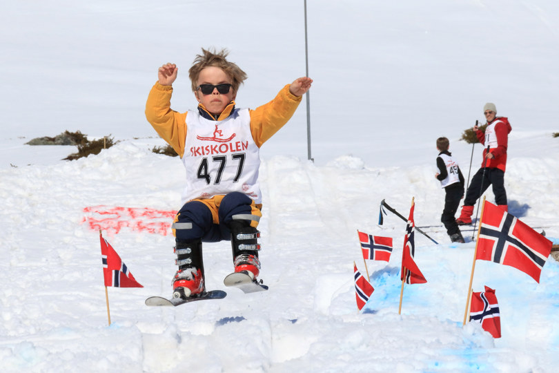 gutt hopper på ski