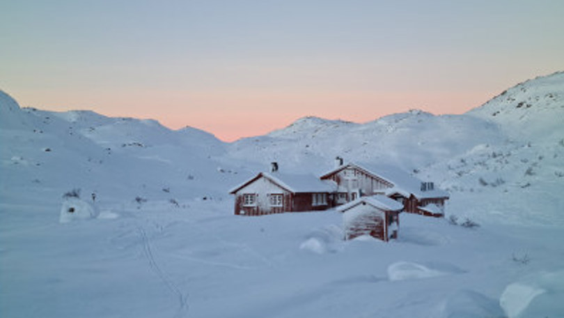 Lakkenstova i vinter-soloppgang