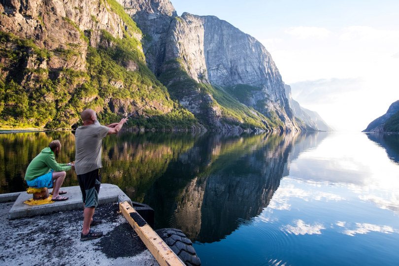 Fiske på kaien i Lysebotn, solnedgang.