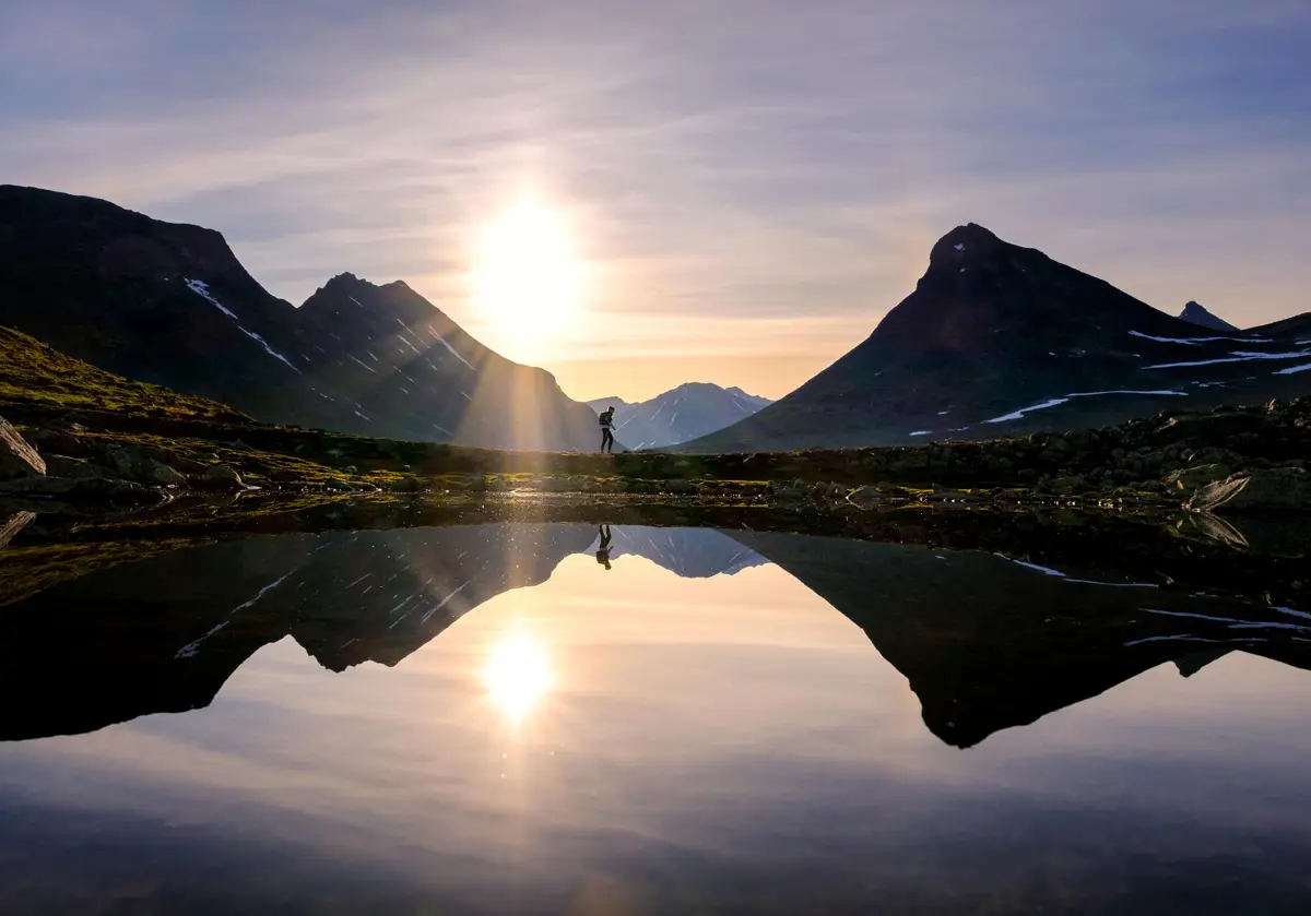 Person som går i solnedgang
