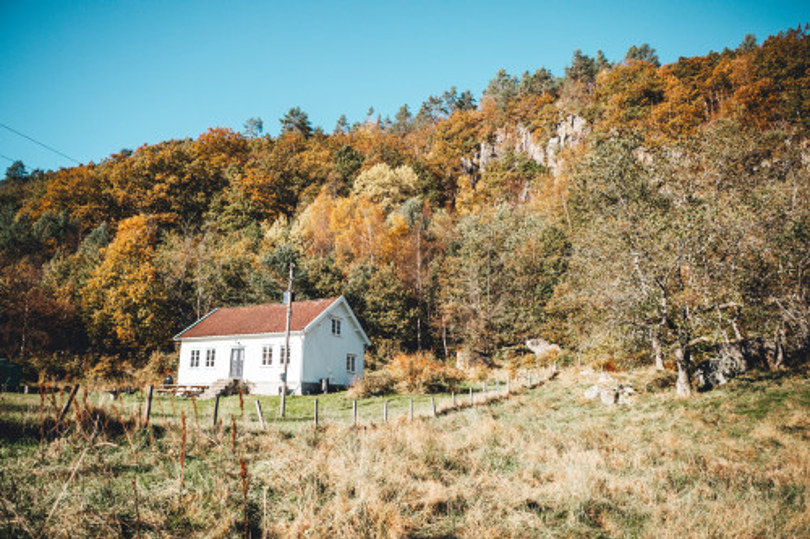 Tjortedal DNT-hytte i skogen nord for Mandal. Bildene viser hytta inne og ute.