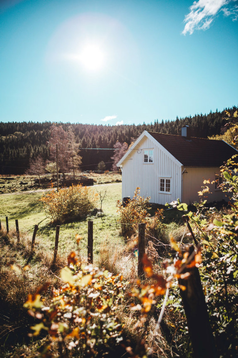 Tjortedal DNT-hytte i skogen nord for Mandal. Bildene viser hytta inne og ute.