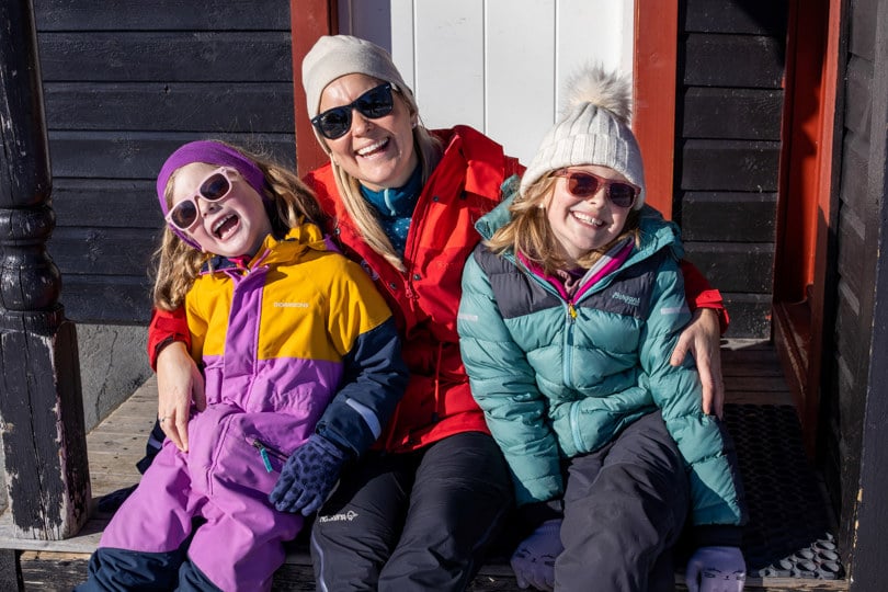Familie i hytteveggen med solbriller og påskestemning